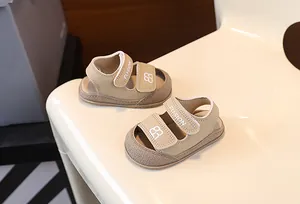 Detail der beigen geschlossenen Babysandalen mit weicher Sohle und Klettverschluss