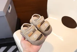 Detailansicht beige Babysandalen mit weicher Sohle und schützendem, geschlossenem Zehenbereich.