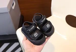 Detailansicht der schwarzen Babysandalen mit weicher Sohle und Klettverschlussriemen