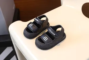 Detailaufnahme schwarze Baby Lauflernsandalen mit geschlossener Kappe und weicher Sohle