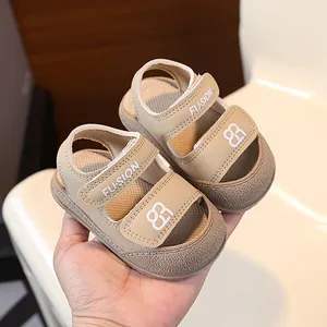 Beige weiche Baby-Sandalen mit Zehenschutz und verstellbarem Klettverschluss für Kleinkinder
