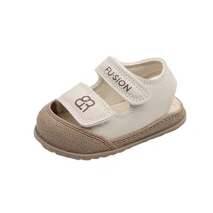 Beigefarbene Kleinkinder Sandalen mit weicher Sohle und geschlossenem Zehenbereich