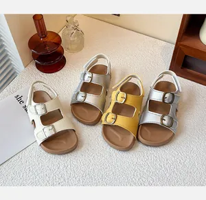 Assortimento di colori per sandali da bambino con doppia fibbia per l'estate e spiaggia.