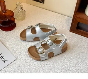 Dettaglio dei sandali argento per bambini con doppie fibbie e suole spesse resistenti.