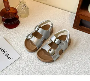 Sandali in argento per bambini con cinturini a doppia fibbia e suole marroni spesse