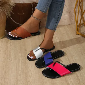 Lässige flache Damensandalen in verschiedenen Farben wie Braun, Weiß, Blau und Pink