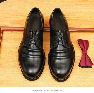 Detailansicht von hochwertigen schwarzen Goodyear-rahmengenähten Derby-Schuhen aus Leder.