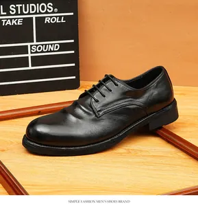 Klassische Derby-Schuhe aus schwarzem gewaschenem Pferdeleder mit Retro-Sohle
