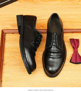 Detailansicht der schwarzen Derby-Schuhe aus Pferdeleder mit Retro-Plateau-Sohle