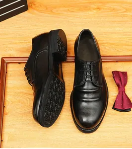 Nahaufnahme hochwertiger schwarzer Derby-Lederschuhe mit Goodyear-Welt und dicker Sohle.