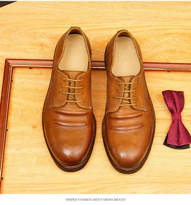 Draufsicht auf braune Derby-Schuhe aus Pferdeleder mit rustikaler Vintage-Textur.
