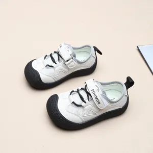 Nahaufnahme weißer atmungsaktiver Kinder-Sportsandalen mit schwarzer Zehenschutzkappe