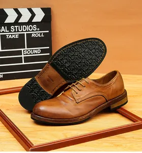Detailansicht von braunen Vintage-Derby-Schuhen aus Pferdeleder mit Goodyear-Sohle