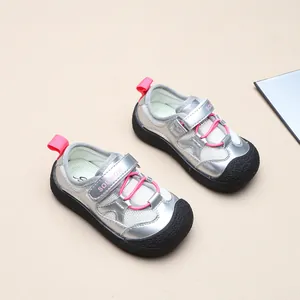 Detailansicht silberner Kinder-Sport-Sandalen mit rosa Akzenten und Zehenschutz.