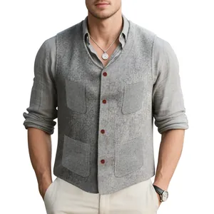 Vista frontal detallada de un chaleco de lana gris para hombre sobre una camisa de lino.