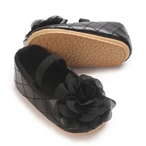 Gros plan sur des chaussures noires pour fillettes avec motif matelassé et fleur