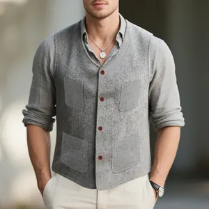 Detalle del chaleco de lana gris para hombre con cuatro bolsillos y diseño de botonadura simple.