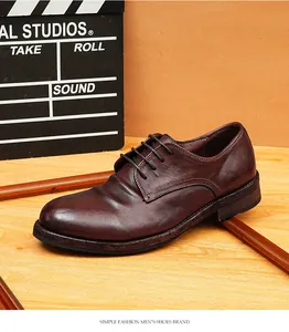 Nahaufnahme von braunen Vintage-Pferdeleder-Derby-Schuhen auf rustikalem Holzgrund
