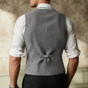 Vista posterior detallada de un chaleco de lana gris de corte ajustado para hombre