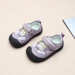 Detailansicht lila Kinder-Sport-Sandalen mit atmungsaktivem Mesh und Zehenschutzkappe
