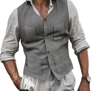 Primer plano de chaleco de tweed gris con cuatro bolsillos y botones marrones