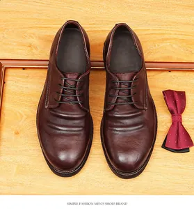 Detailansicht von braunen Vintage-Derby-Schuhen aus Pferdeleder auf einem Holzhintergrund.