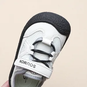 Nahaufnahme weißer Kinder-Sport-Sandalen mit Klettverschluss und Gummizehenschutz