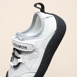 Detaillierte Nahaufnahme von weißen Kindersport-Sandalen mit Mesh und SOUMON-Riemen