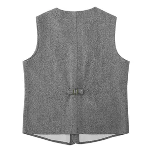 Vista trasera de un chaleco de hombre gris en tweed slim fit con correa ajustable.