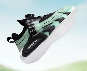Vista detallada de zapatillas transpirables verde menta para niños con suela antideslizante.