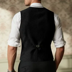 Vista trasera de un chaleco de lana negro para hombre con hebilla ajustable y textura.