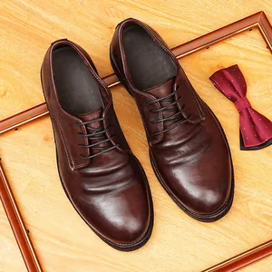 Vintage gewaschene Rossleder Derby Schuhe auf Holzgrund mit elegantem Zubehör.