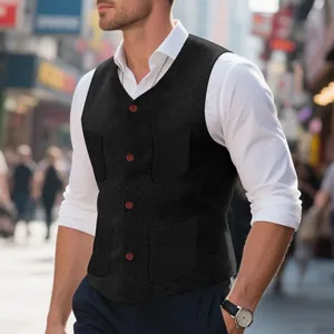 Detalle de un chaleco de lana para hombre, corte entallado y diseño de un solo pecho.