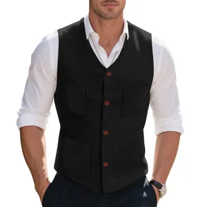 Detalle de chaleco de lana negra para hombre con botones y bolsillos delanteros.