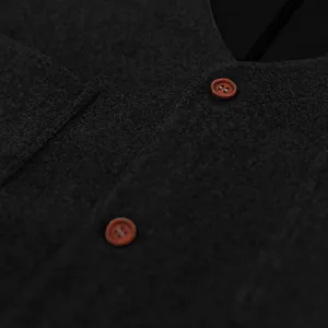 Primer plano de botones marrones y textura de lana en chaleco de vestir de hombre slim fit