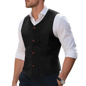 Detalle de un elegante chaleco de lana negro para hombre con corte entallado y botones