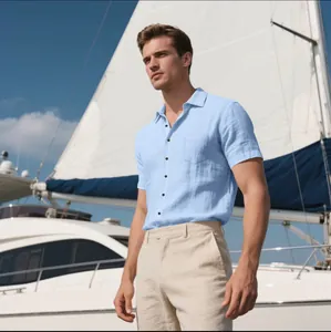 Camisa casual de lino azul claro de manga corta para hombre en vacaciones de verano
