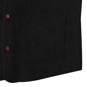 Detalle de chaleco de lana gris para hombre mostrando la textura, bolsillo y botones.