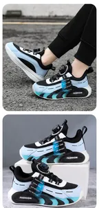 Detalle macro de zapatillas deportivas azules y negras para niños con cierre giratorio