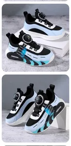 Detalle lateral de zapatillas deportivas infantiles transpirables con cierre giratorio