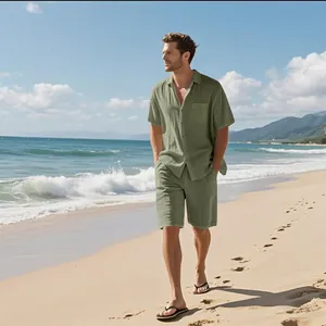 Herren Leinen Strandset in Olivgrün mit Kurzarmhemd und Shorts an einem sonnigen Strand