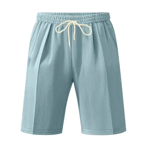 Detaillierte Nahaufnahme hellblauer Cord-Shorts für Herren mit elastischem Bund.
