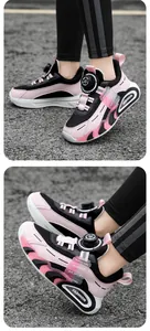 Zapatillas deportivas transpirables para niños en rosa y negro con sistema de cierre giratorio.
