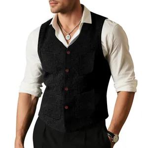 Detalle de un chaleco de tweed negro de corte entallado para hombre con cuatro bolsillos.