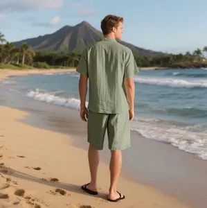 Rückansicht eines salbeigrünen Leinen-Sommer-Strandsets für Herren an tropischer Küste
