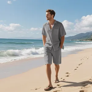 Detailansicht des lässigen grauen Leinenhemdes und der Shorts für Herren am Strand.