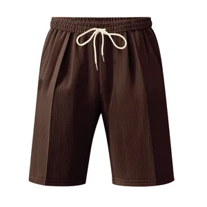 Detailansicht der Textur von braunen Cord-Herrenshorts mit weißem Kordelzugband