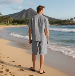 Rückansicht eines Mannes in grauem Leinen-Strandset an einem tropischen Ufer