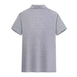 Vista posteriore di una polo da uomo in cotone piqué grigio traspirante con colletto