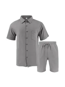Detailansicht eines grauen Herren-Leinen-Sets aus Kurzarmhemd und passenden Shorts